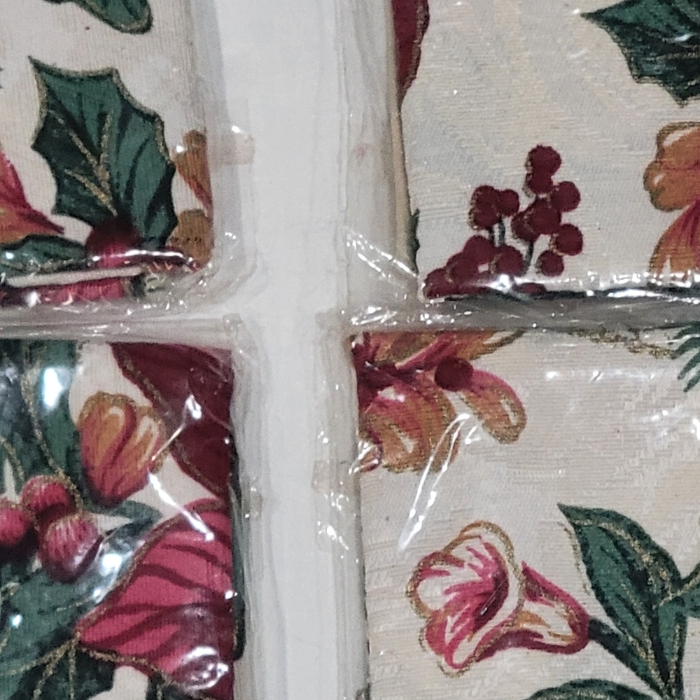 Vintage Royal Poinsetta Fabric Napkins Holly, Berries, Christmas Spain NWT - Picture 6 of 7